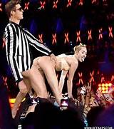 Miley Cyrus nude fucks Robin Thicke on stage (must see)