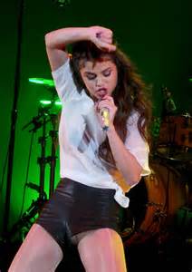 Selena Gomez naked pussy wardrobe malfunction oops London Concert ...
