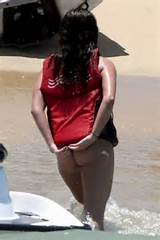 Amazing Oops! Demi Lovato Shows Her Nude Ass At Beach!2