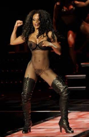Mel B caught naked on toilet by Kate Moss and Naomi Campbell ...