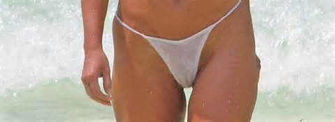 Beautiful actress and singer Jessica Simpson showed cameltoe in white ...