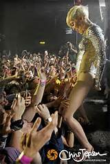 OtherGround Forums >>Miley Cyrus lets fans touch her hooha
