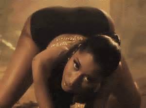 Nicki Minaj twerking her ass in 
