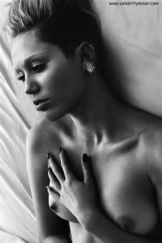 Miley Cyrus nude tits | CelebrityMixer.com
