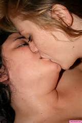 Teen Girlfriends : Pussy licking amateur lesbians
