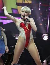 Miley Cyrus besa a una misteriosa chica en Las Vegas â€“ Foto & VÃ­deo