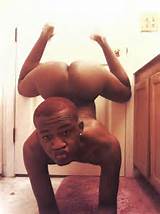 goodbussy:Pussy popping on a hand stand